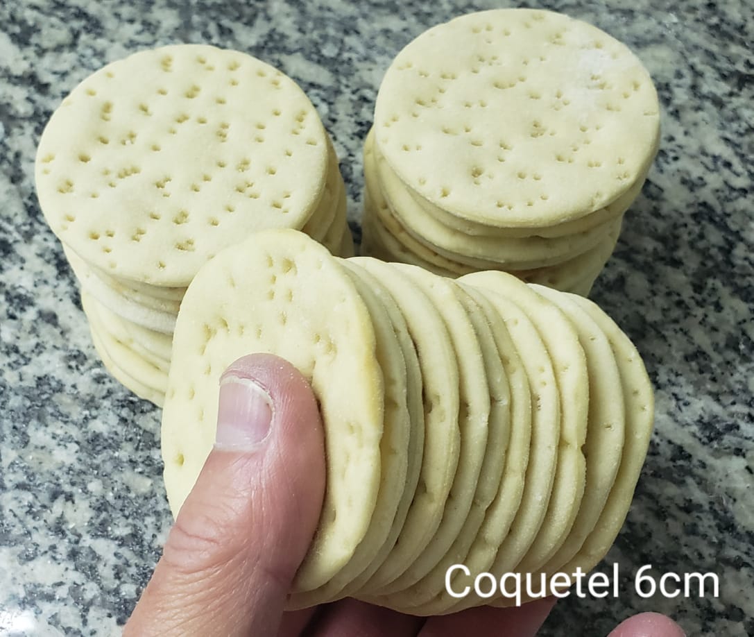 Mini massas de pizza coquetel empilhadas 